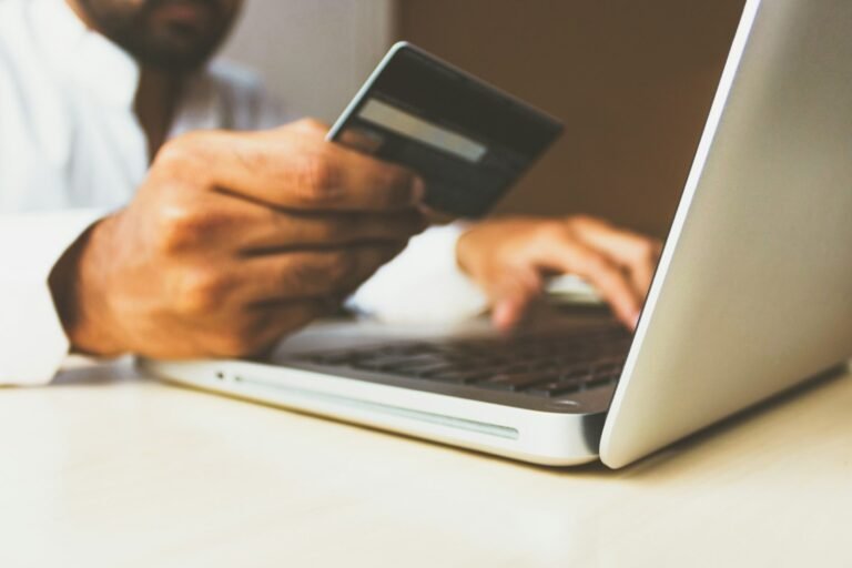 Cliente realizando una compra online con tarjeta en una tienda eCommerce
