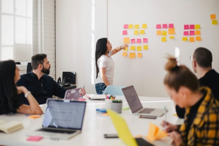 Equipo planificando una estrategia de generación de leads