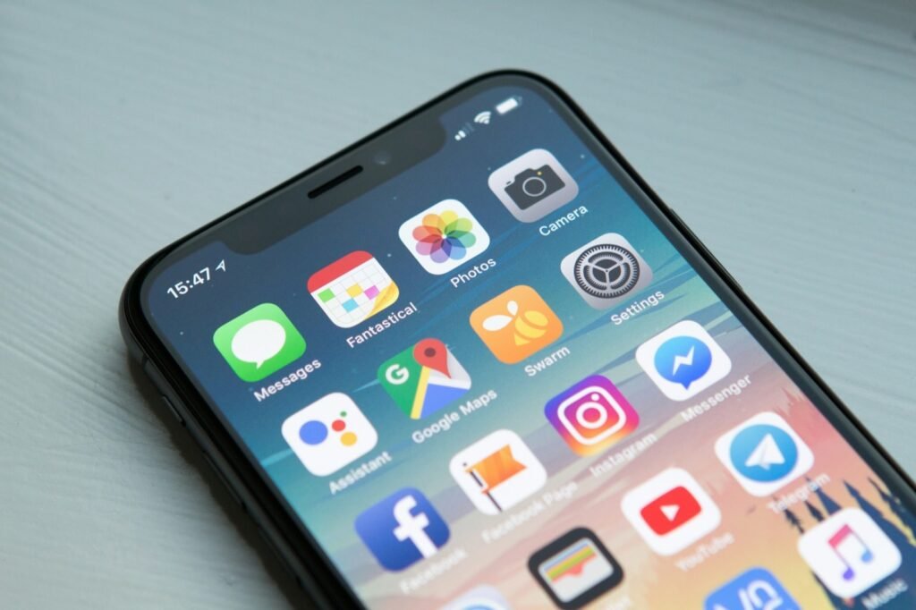 Teléfono móvil con aplicaciones de mensajería para el seguimiento comercial por WhatsApp