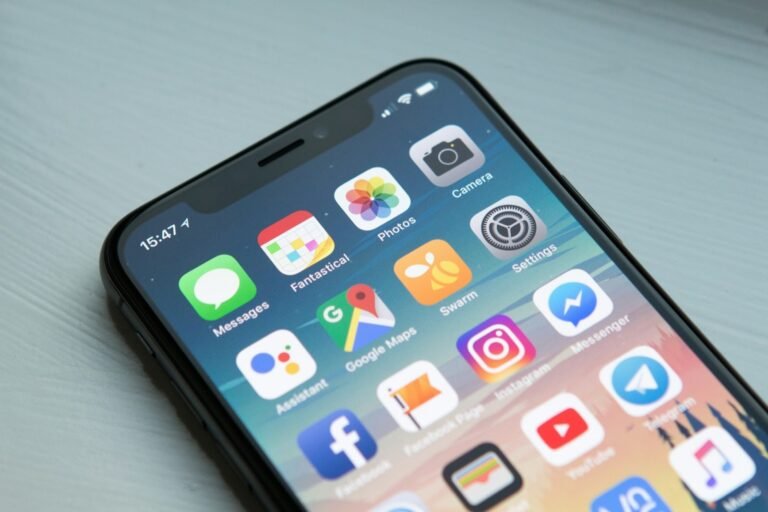 Teléfono móvil con aplicaciones de mensajería para el seguimiento comercial por WhatsApp